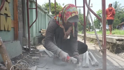 The process of cutting building materials with a grinder machine by a builder Video stock 236724106