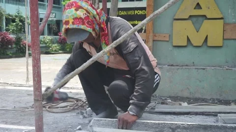 The process of cutting building materials with a grinder machine by a builder Video stock 236724132