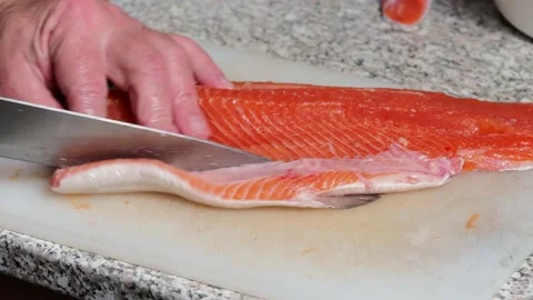 The process of cutting the fish trout. Cooking at home. Vidéo 221852815