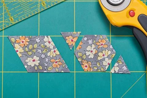 The process of cutting pieces of fabric in the shape of hexagons to create .. Stock-Fotos