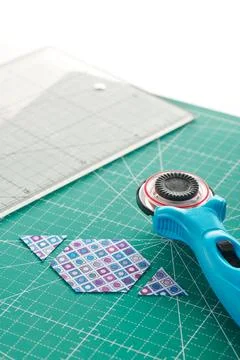 The process of cutting pieces of fabric in the shape of hexagons to create .. 스톡 사진
