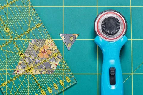 The process of cutting pieces of fabric in the shape of hexagons to create .. Stock-Fotos