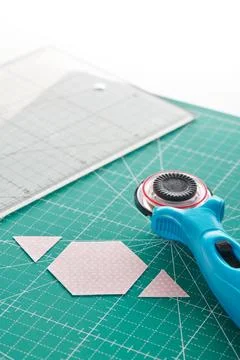 The process of cutting pieces of fabric in the shape of hexagons to create .. Fotos de archivo