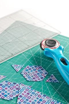 The process of cutting pieces of fabric in the shape of hexagons to create .. Stock-Fotos