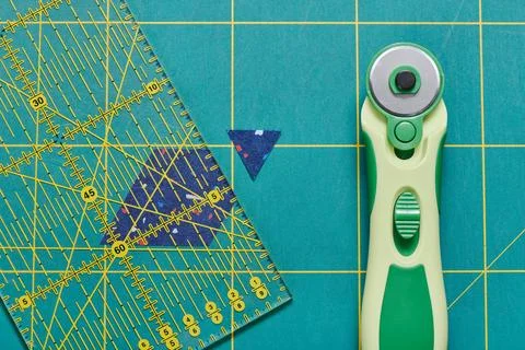 The process of cutting pieces of fabric in the shape of hexagons to create .. Fotos de archivo
