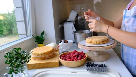 Process decorating berries cream cake. Video stock 113016577