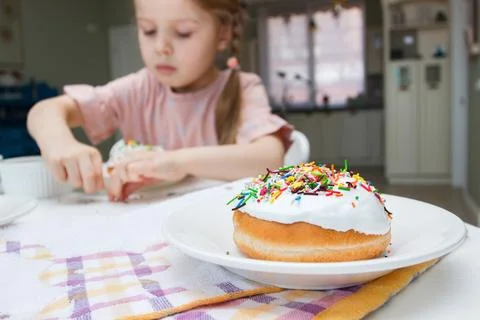 Process of decorating a cake with sweet colored decorations, concept of cooki 库存照片