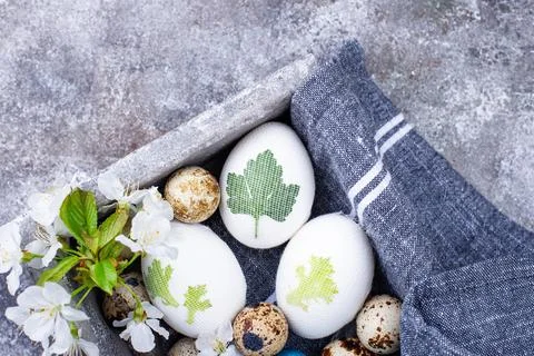 Process of decorating Easter eggs Foto stock