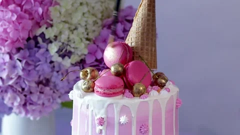Process of decorating wedding cake with gold paint with a brush. Video stock 150332347