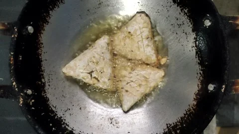 The Process of Deep-frying Tempeh Vídeos de archivo 329398615