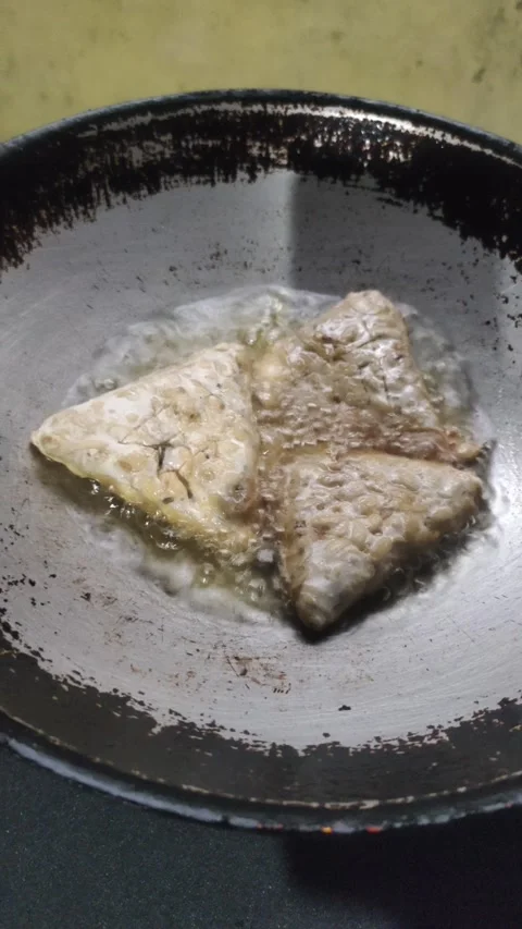The Process of Deep-frying Tempeh Vidéo 329398619