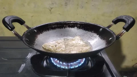 The Process of Deep-frying Tempeh Vidéo 329398668