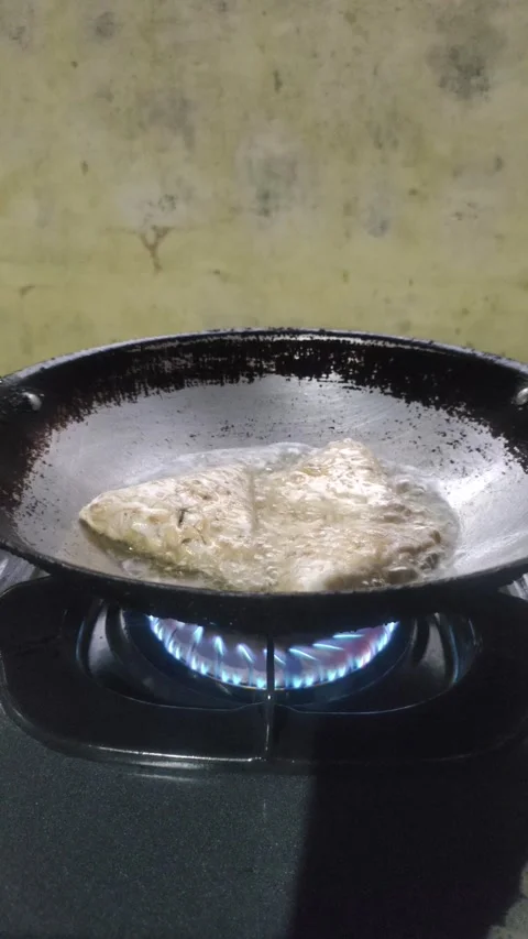 The Process of Deep-frying Tempeh 库存影片 329398679