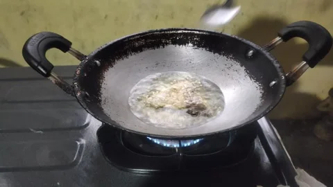 The Process of Deep-frying Tempeh Vidéo 329398683