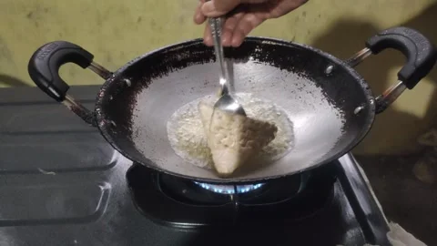 The Process of Deep-frying Tempeh Vídeo Stock 329398687