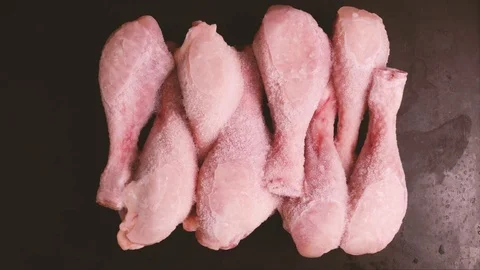 The process of defrosting chicken drumsticks in the timelapse Stock Footage 74059312