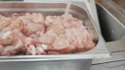 The process of defrosting chicken wings and drumsticks in an industrial containe Video stock 231907534