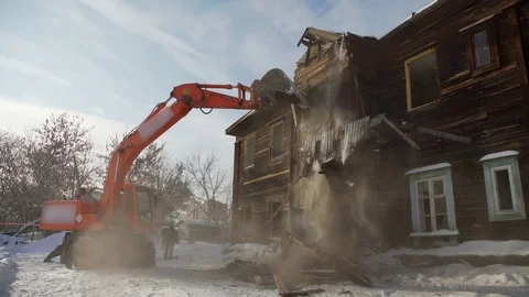 The process of demolition and destruction of the old wooden building 스톡 동영상 69729045
