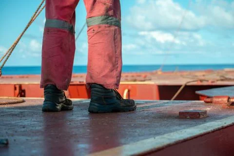 Process of derusting, paint and rust removal by pneumatic chisel from ship de Stock Photos