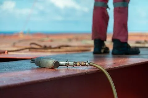 Process of derusting, paint and rust removal by pneumatic chisel from ship de Foto stock