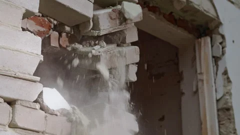 The process of destruction associated with a wall during an urban renovation 動画素材 314571377