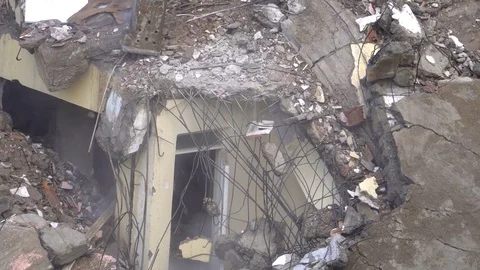 The process of destruction of the old building with heavy machinery Vídeo Stock 81995304