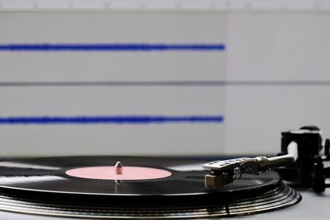 The process of digitizing vinyl records using a turntable and a computer. Foto stock