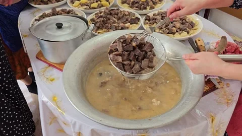 The process of distributing boiled meat (horse or beef) among plates Vídeo Stock 331786619