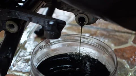 The process of draining motorcycle engine oil for refilling 스톡 동영상 310973720