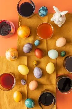 The process of dyeing Easter eggs Foto stock