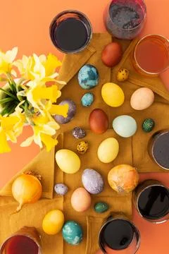The process of dyeing Easter eggs Foto stock