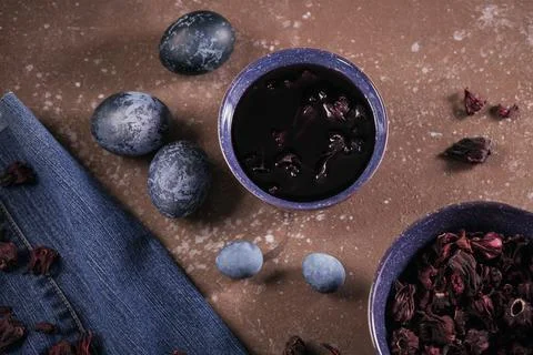 Process of dyeing eggs with natural paints for Easter. Foto stock
