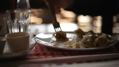 The process of eating a close-up plate Hands dumplings 库存影片 150283747