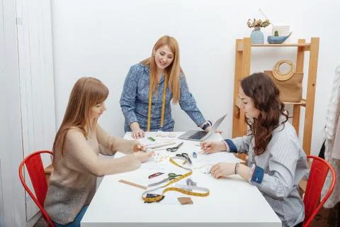 Process of education on course of tailoring Stockfoto's