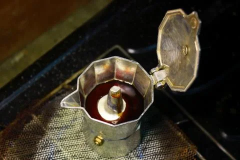 The process of extracting coffee into espresso using mocha pots, boiling wate Stock-Fotos