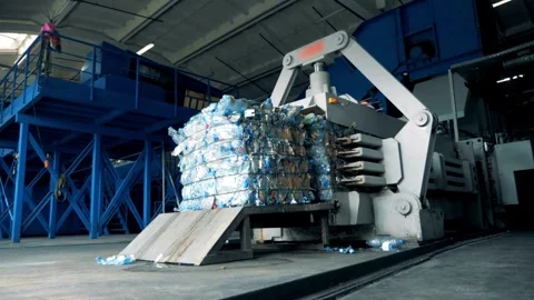 Process in the factory - material processing pressing in the industry collects, 動画素材 334661246