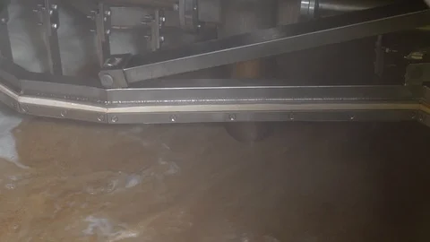 Process of fermentation and filtration of beer inside the vat Видео 127310417
