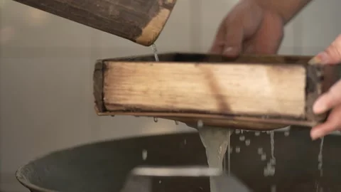 The process of filtering dirt from sugar palm Video stock 261930863