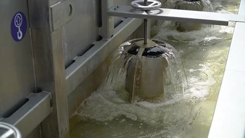 The process of filtering river water into clean water. Video stock 320263940