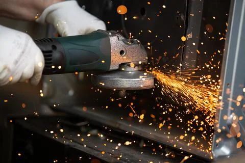 Process of flexion sheet metal cutting with huge sparklings, an industrial 库存照片