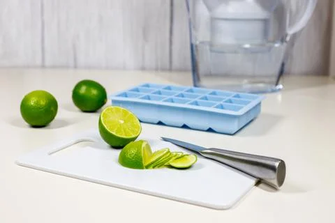 The process of freezing ice in molds with lime. drink for the summer heat. on Stock-Fotos
