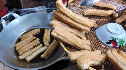 The process of frying and draining fried bread on a draining tray. Also kno.. Video stock 330461946