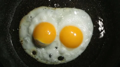 Process of frying eggs. A Fried-Eggs is fried in a frying pan Vídeos de archivo 125502752