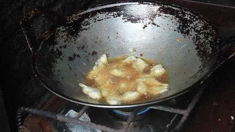 The process of frying Gereh or salted fish on a wok with hot cooking oil. Video stock 276587192