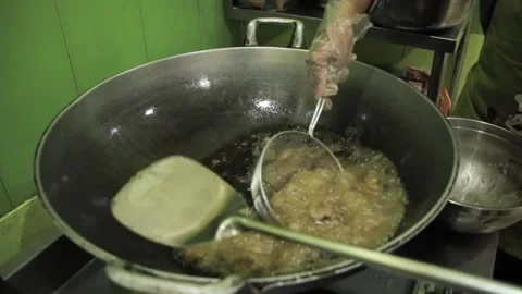 The process of frying meat in a frying pan 스톡 동영상 282257606