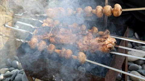 The process of frying shish kebabs of chicken and mushrooms on the old grill. Stock Footage 114902191