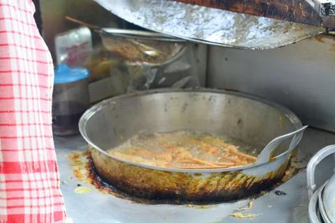 The process of frying snacks on the roadside in Indonesia Stock-Fotos