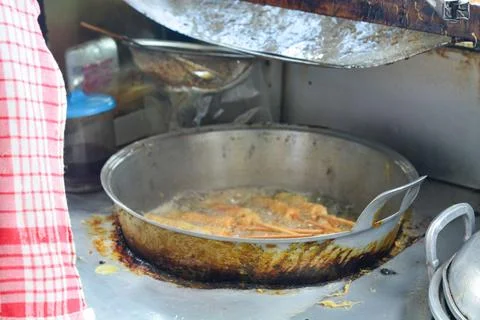 The process of frying snacks on the roadside in Indonesia Stock-Fotos
