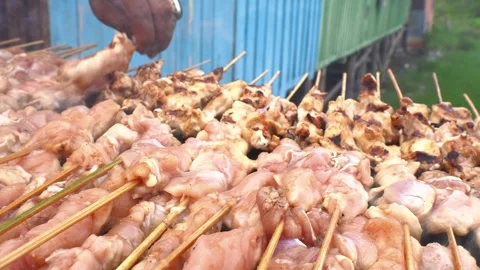 The process of grilling fresh chicken satay with natural fire 库存影片 243437085