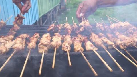 The process of grilling fresh chicken satay with natural fire Stock Footage 243437600